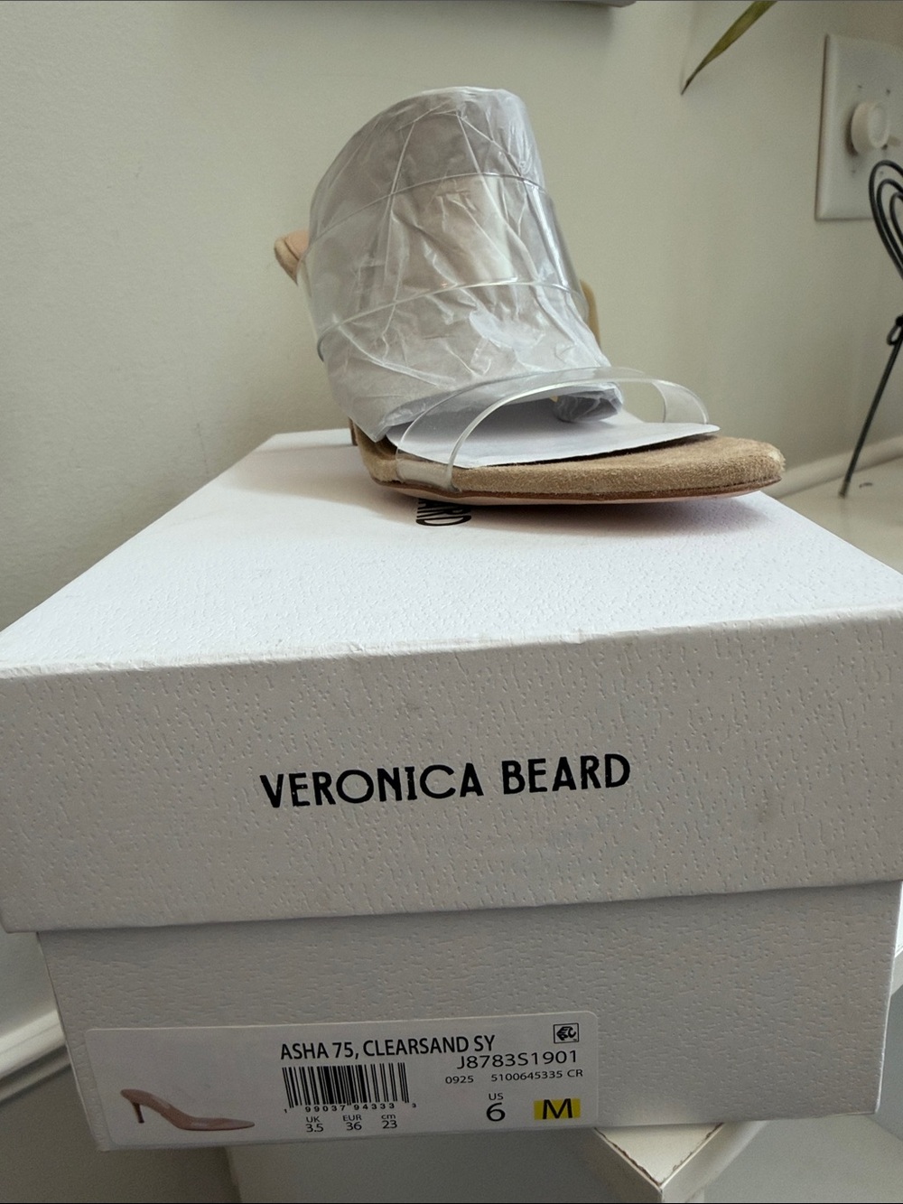 NIB Veronica Beard ASHA 75 Clear Size 6